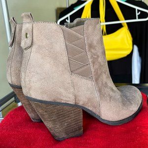 Mix No. 6 Vincee Chelsea Womens Size 9 Boot Faux Suede Brown Tan Bootie